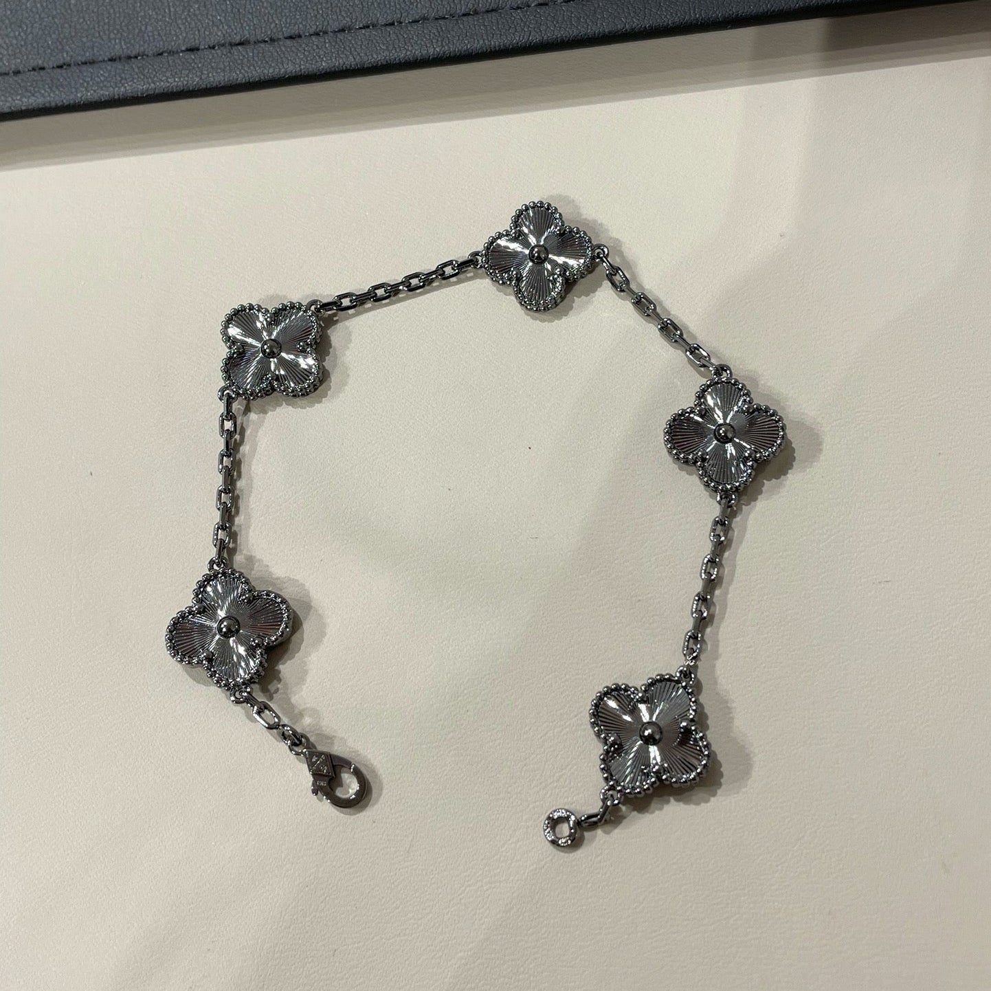 [ElanLuxe Jewelry]CLOVER 5 MOTIF BLACK BRACELET