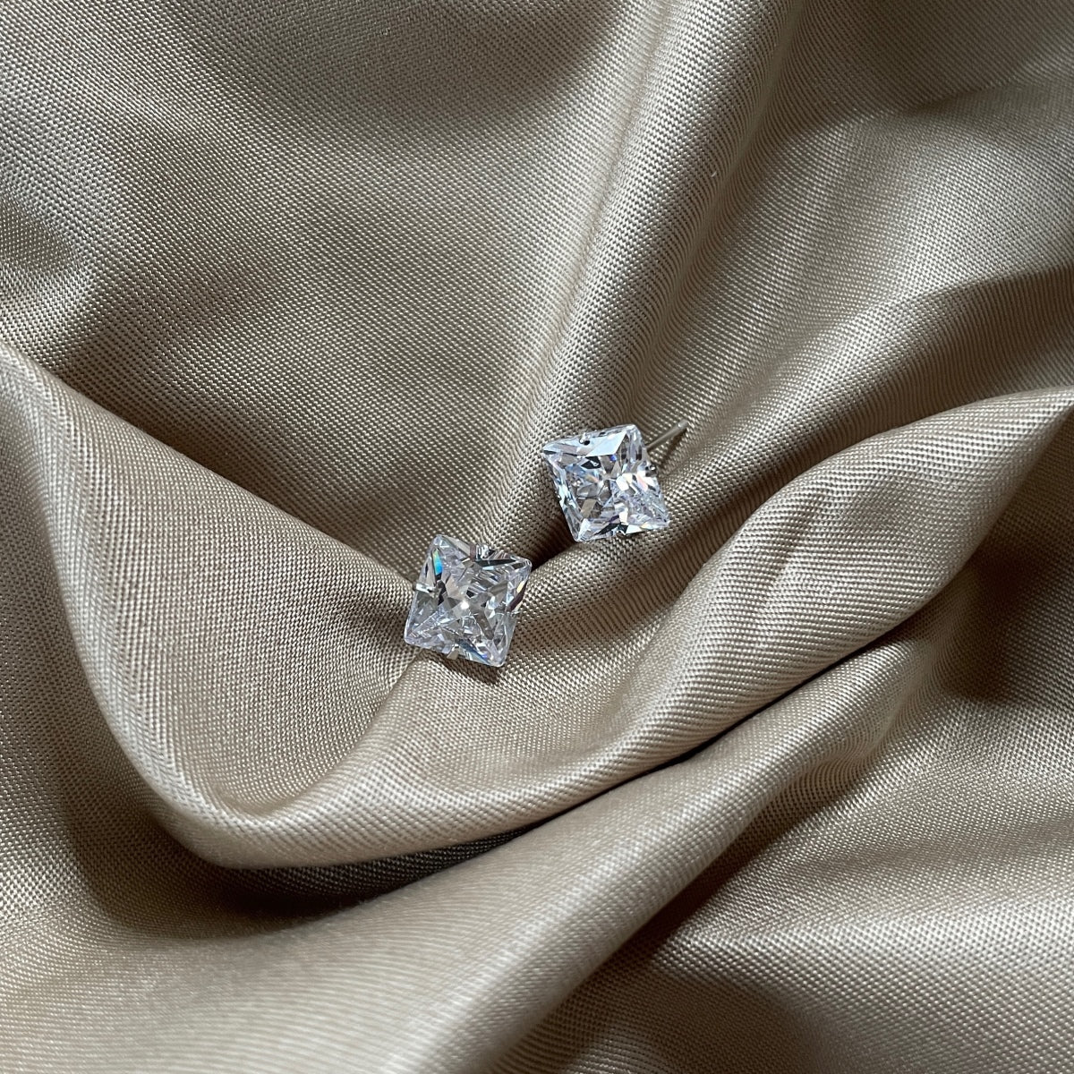 [ElanLuxe Jewelry]Stylish Shiny Square Center Stone Stud Earrings
