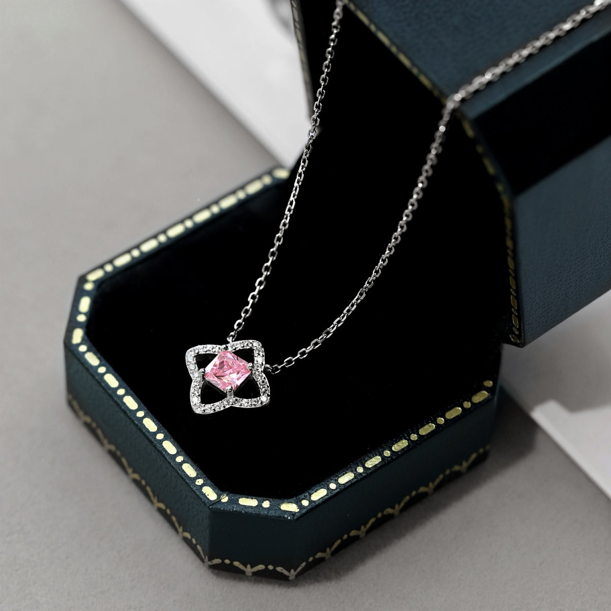 [ElanLuxe Jewelry]Exquisite Flower Shape Princess Cut Necklace