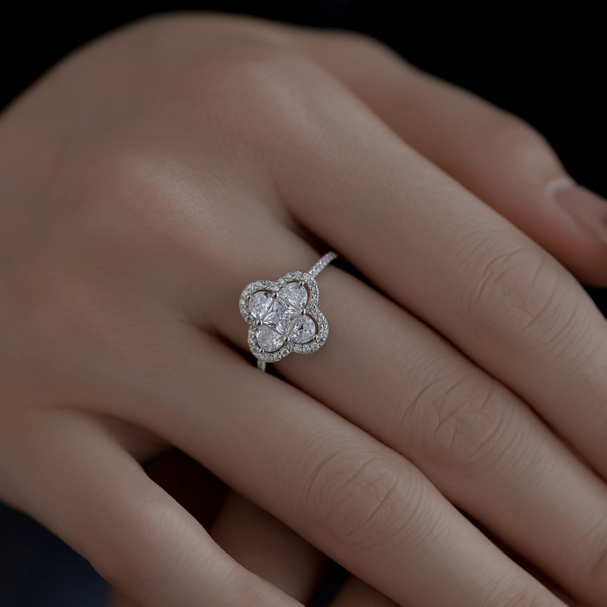 [ElanLuxe Jewelry]Luxurious Eternity Flower Shape Banquet Ring