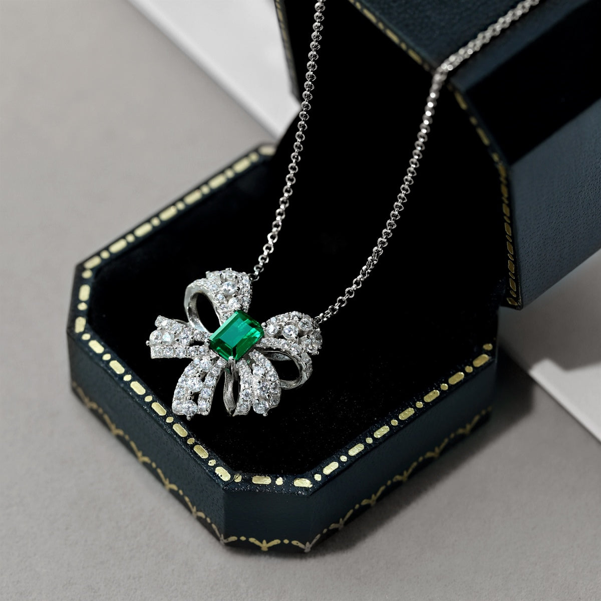 [ElanLuxe Jewelry]Luxurious Flower Shape Emerald Cut Necklace