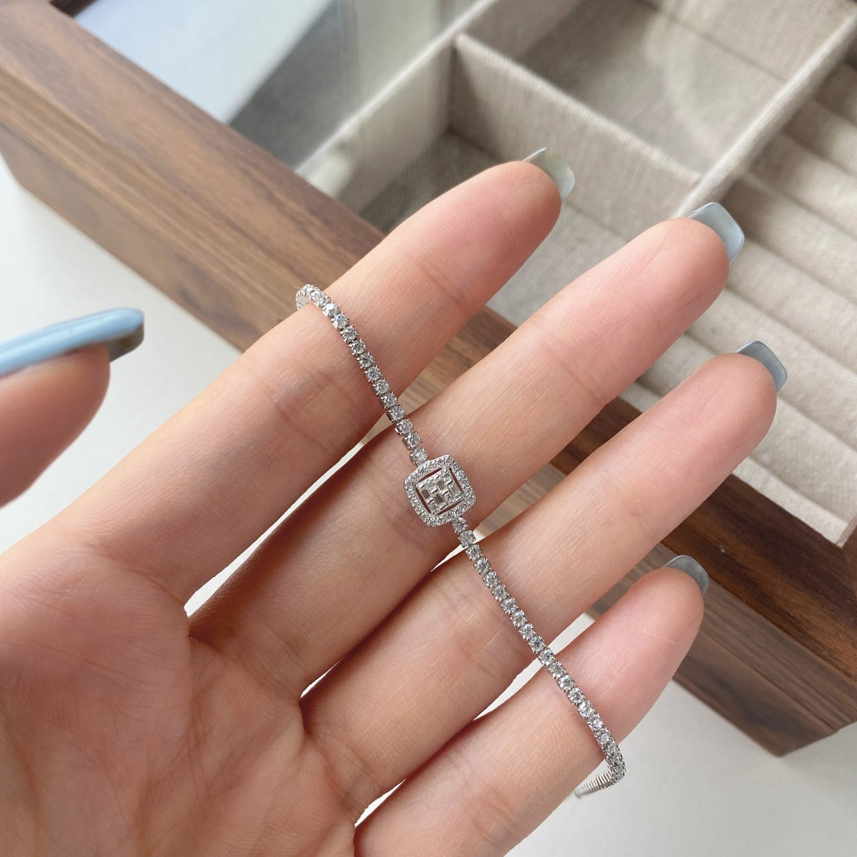 [ElanLuxe Jewelry]Luxurious Dazzling Square Shape Banquet Bracelet