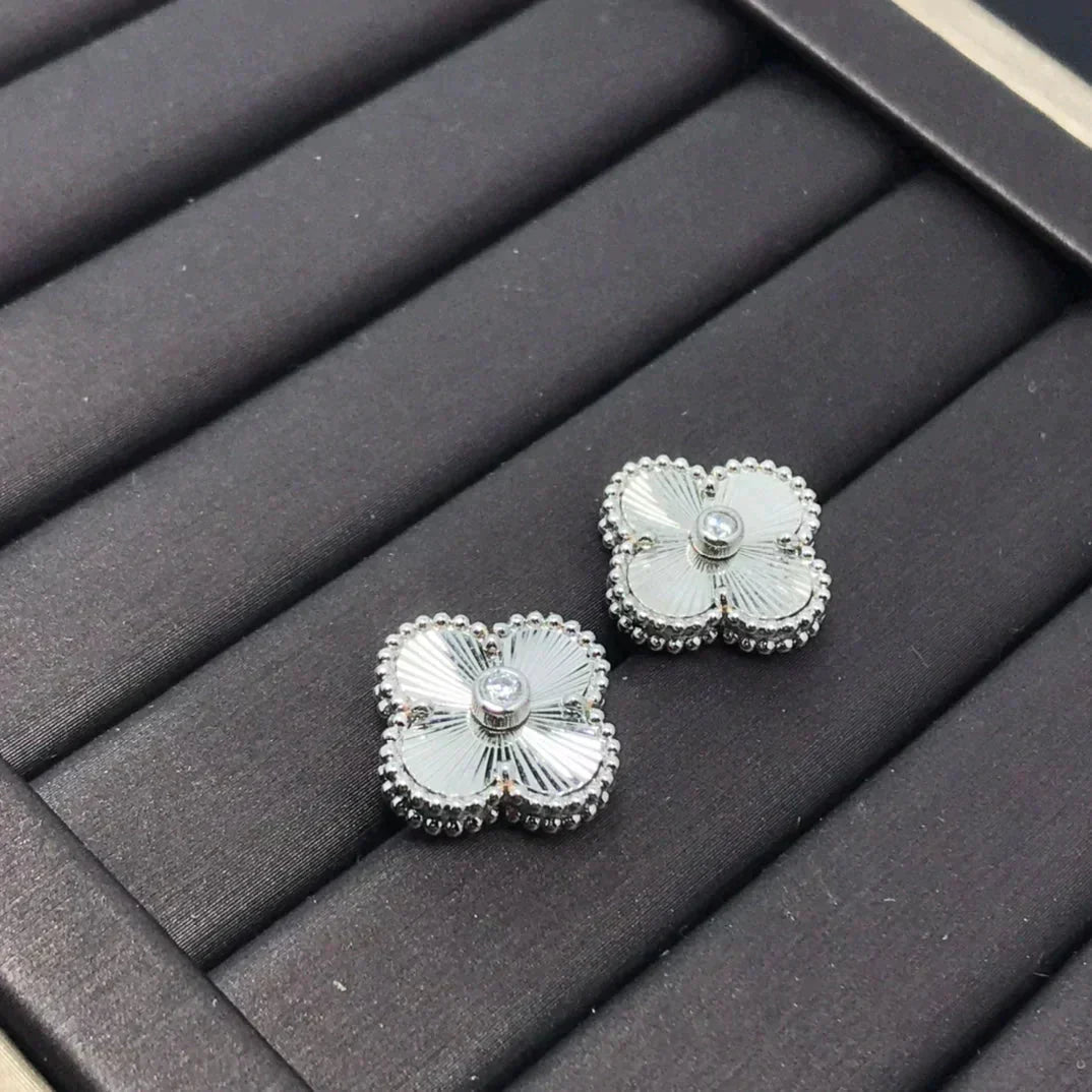 [ElanLuxe Jewelry]CLOVER MINI 9.5MM LASER EARRINGS