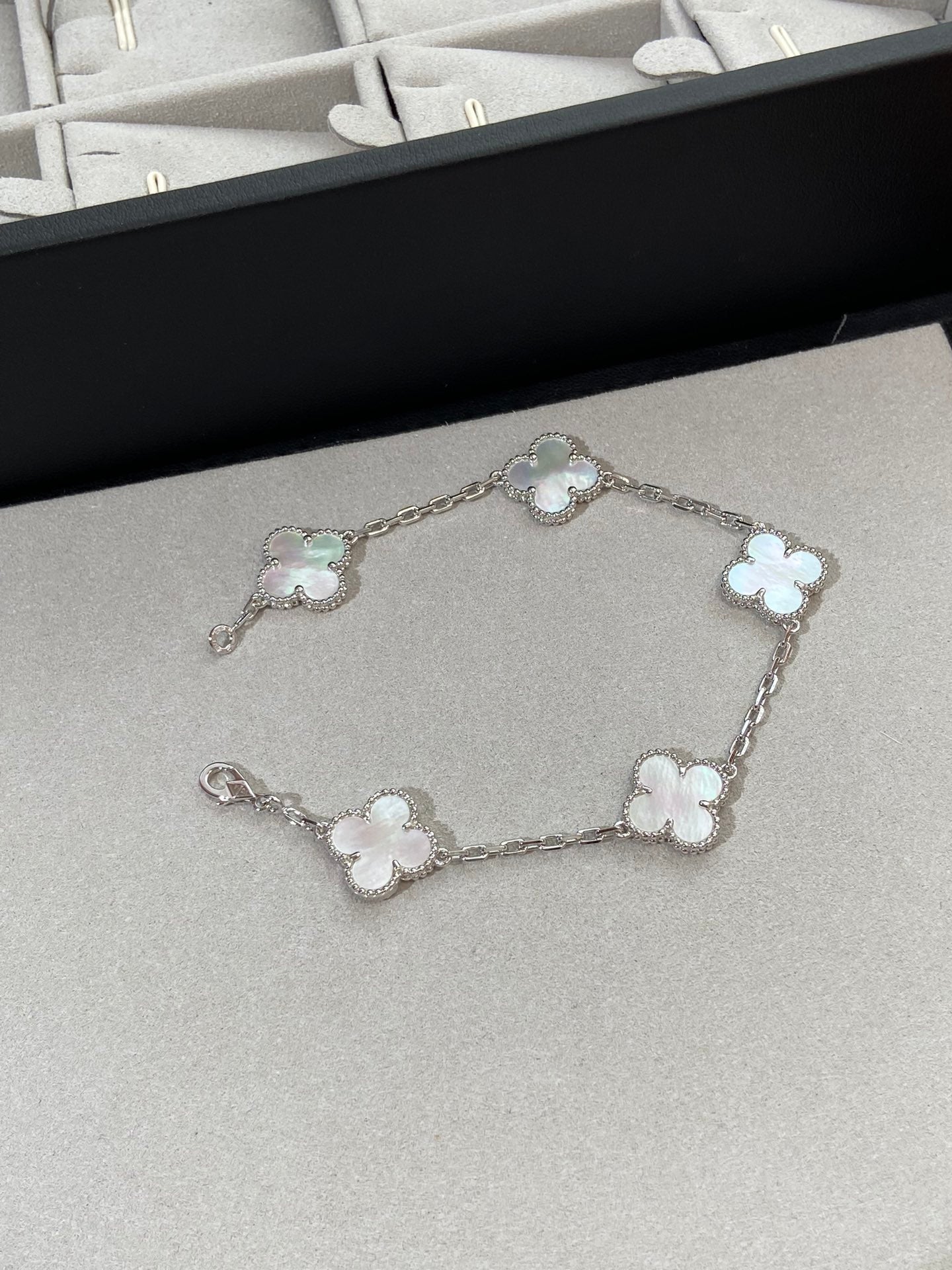 [ElanLuxe Jewelry]CLOVER SILVER MOP 5 MOTIF BRACELET