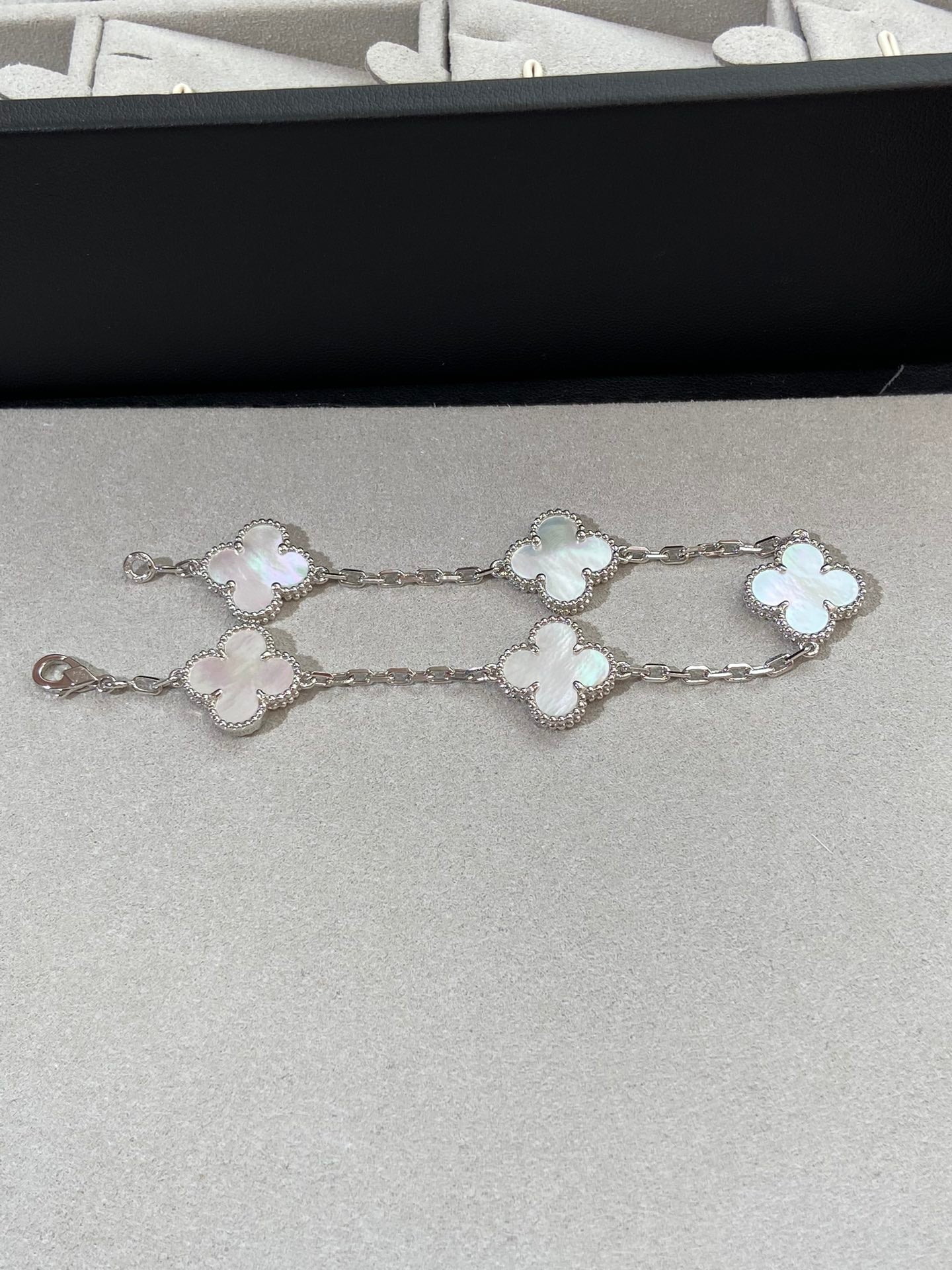 [ElanLuxe Jewelry]CLOVER SILVER MOP 5 MOTIF BRACELET