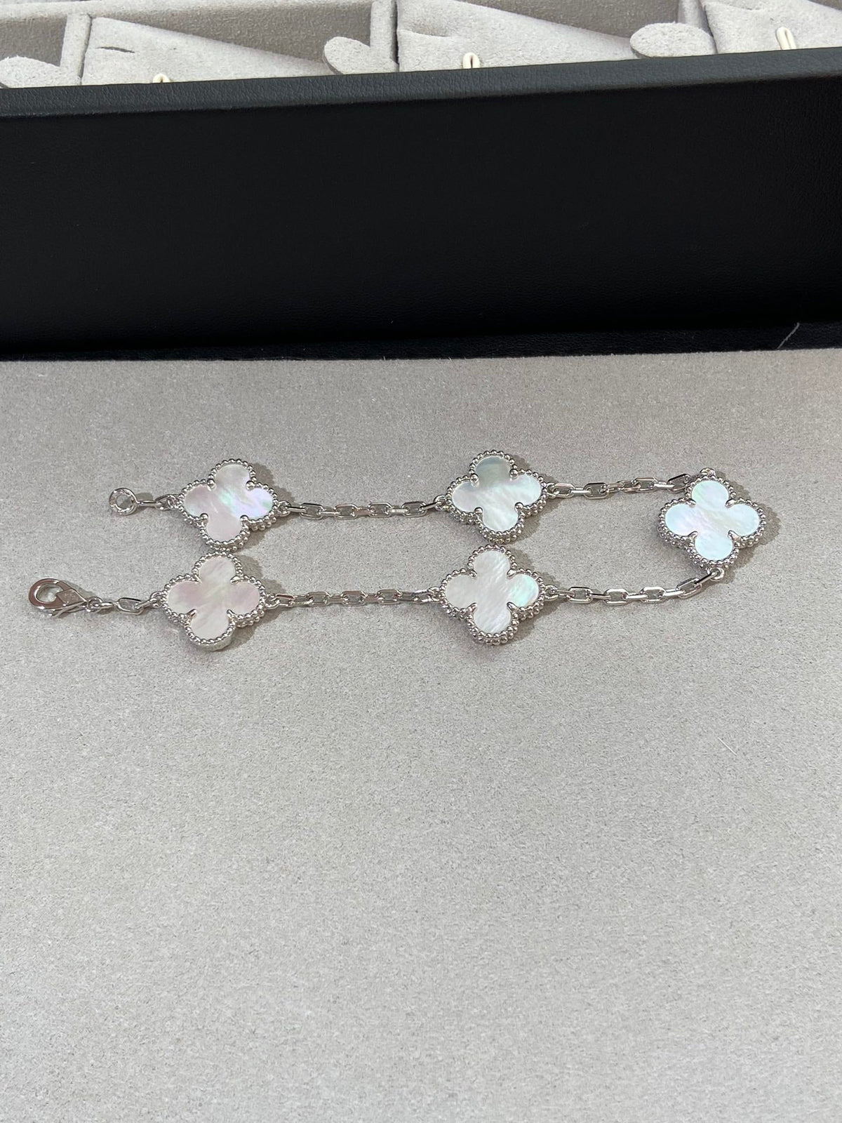 [ElanLuxe Jewelry]CLOVER WHITE PEARL MOP 5 MOTIF BRACELET COLLECTION