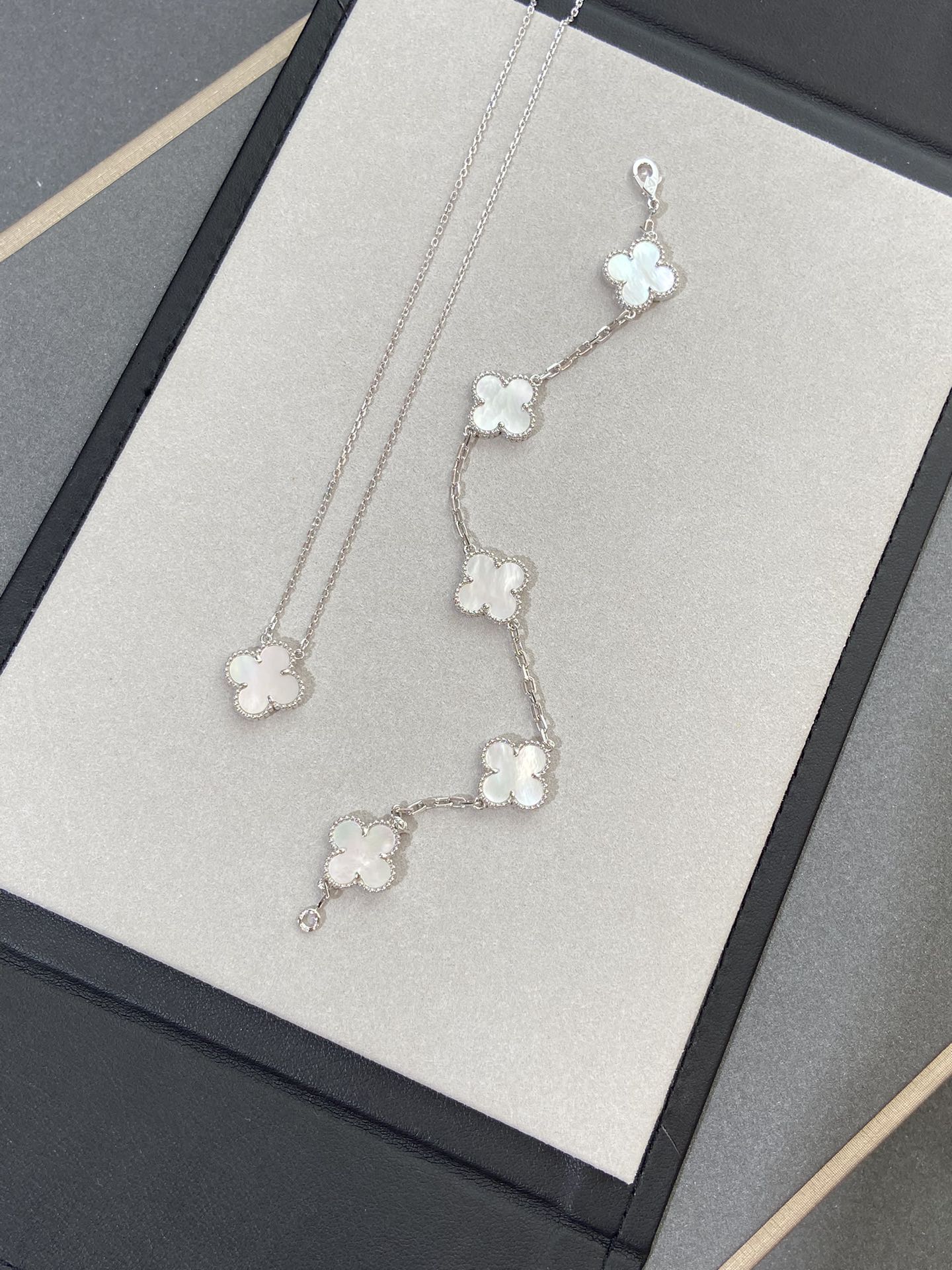 [ElanLuxe Jewelry]CLOVER WHITE PEARL MOP 5 MOTIF BRACELET COLLECTION