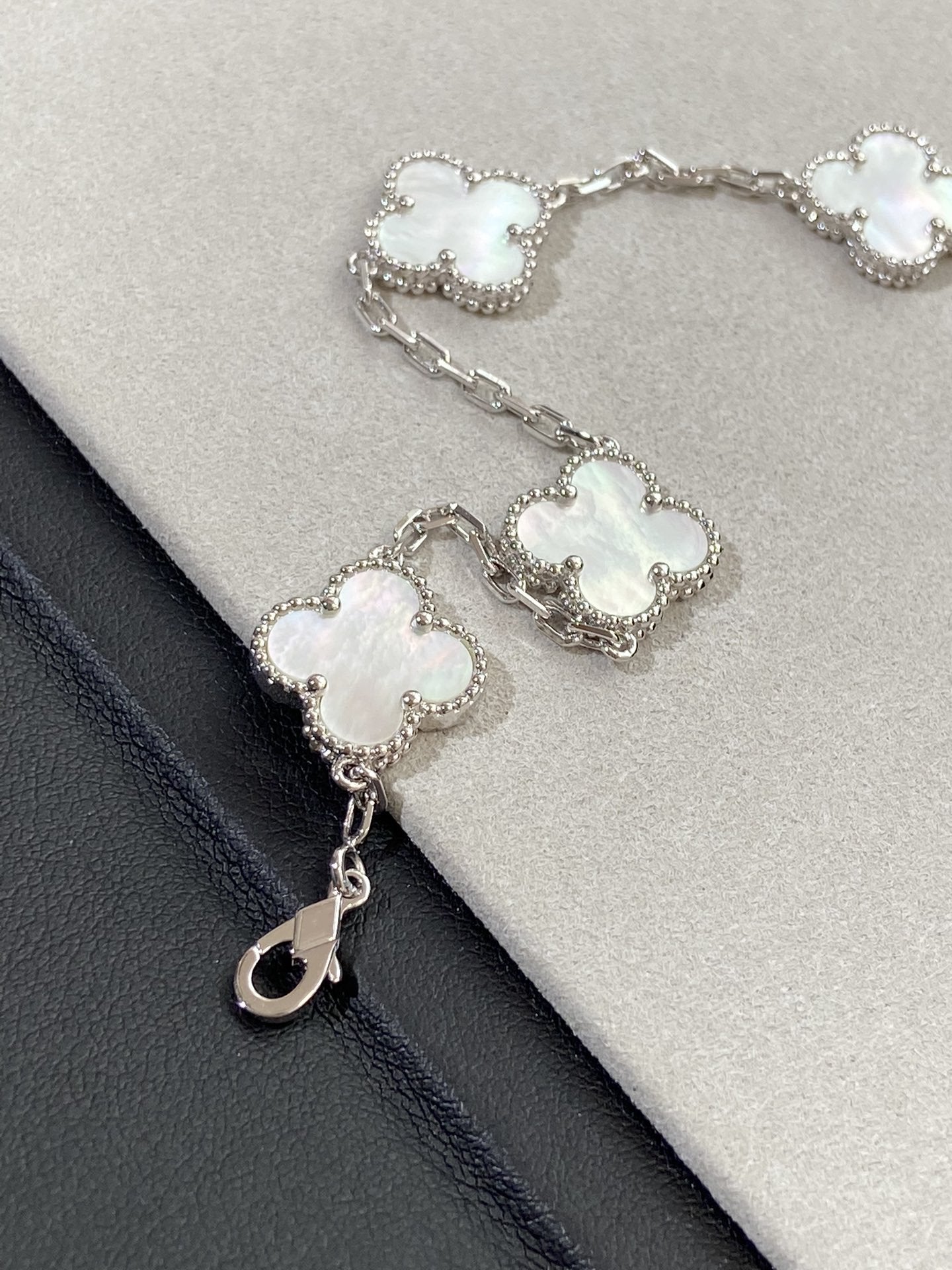 [ElanLuxe Jewelry]CLOVER SILVER MOP 5 MOTIF BRACELET
