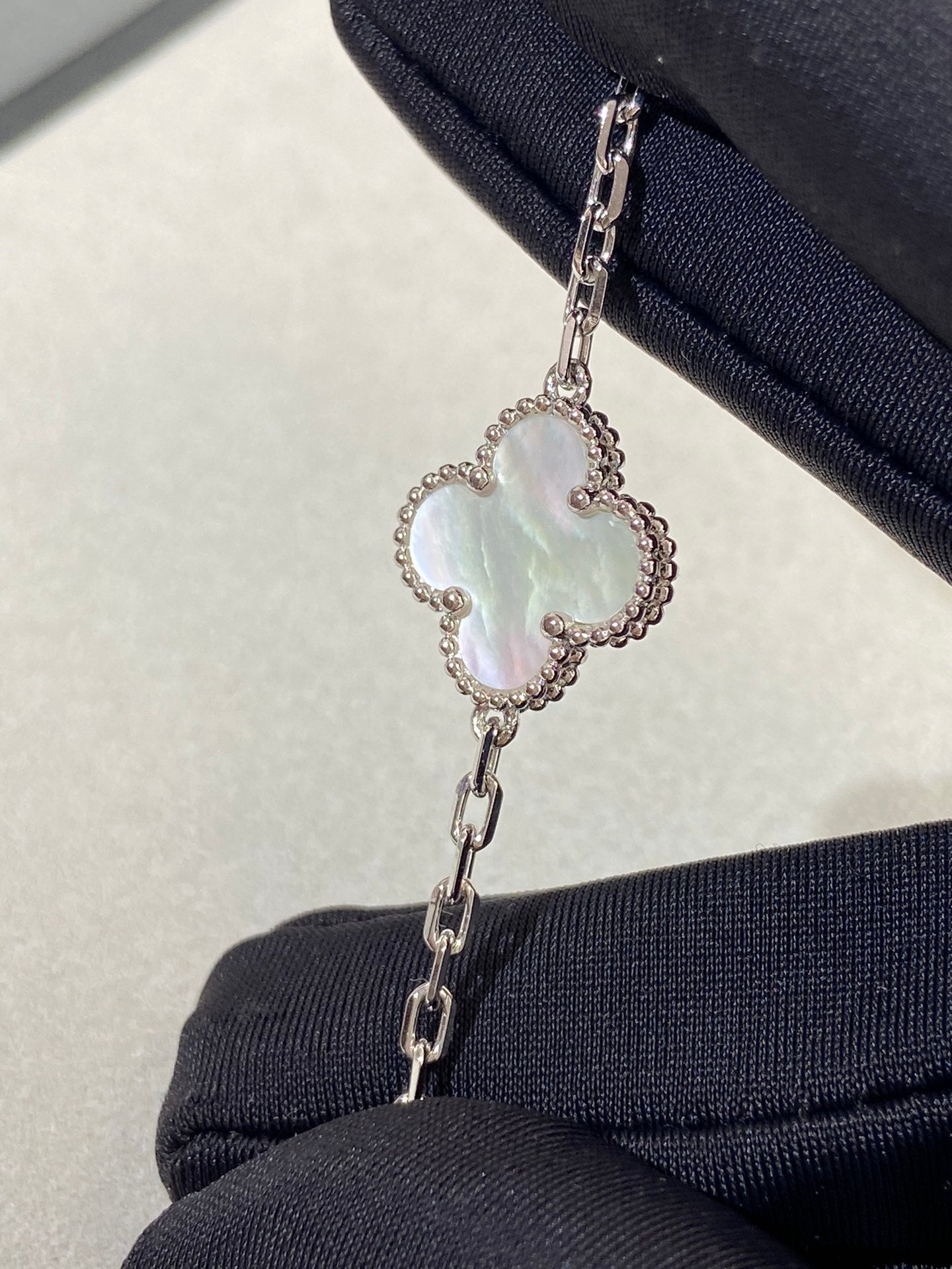 [ElanLuxe Jewelry]CLOVER WHITE PEARL MOP 5 MOTIF BRACELET COLLECTION