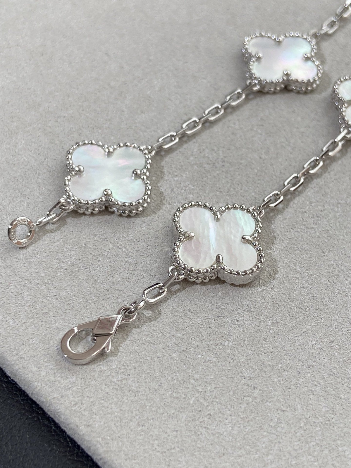 [ElanLuxe Jewelry]CLOVER WHITE PEARL MOP 5 MOTIF BRACELET COLLECTION