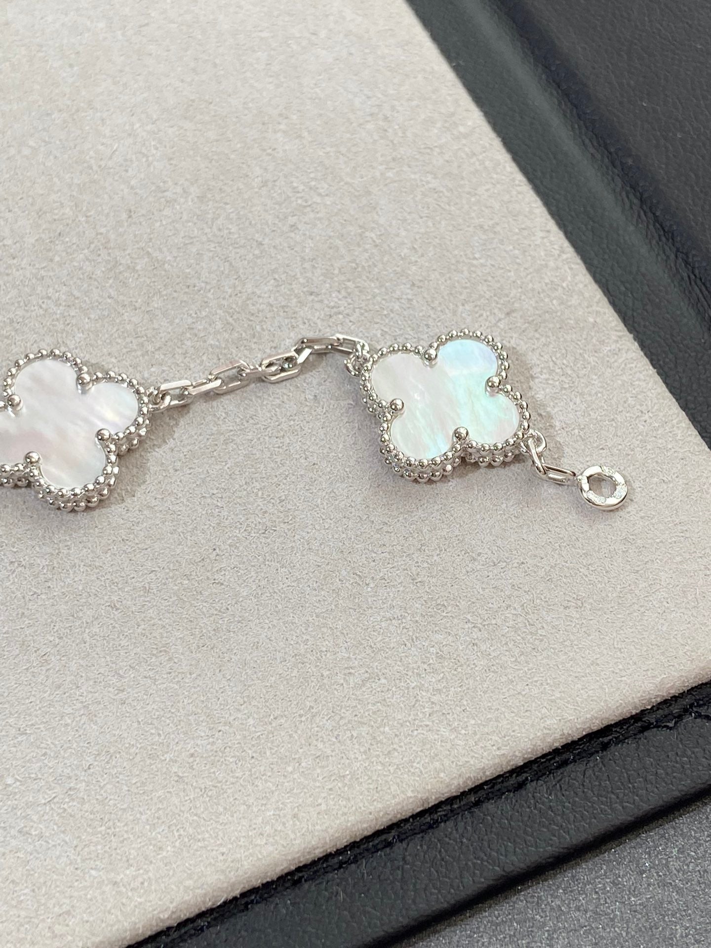 [ElanLuxe Jewelry]CLOVER SILVER MOP 5 MOTIF BRACELET