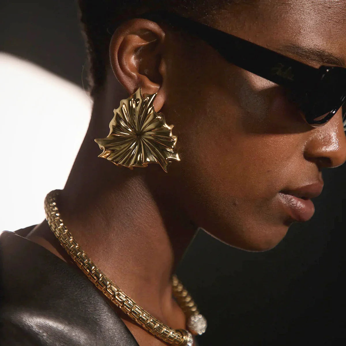 [ElanLuxe]Rafaela Sculpted Petal Gold Earrings