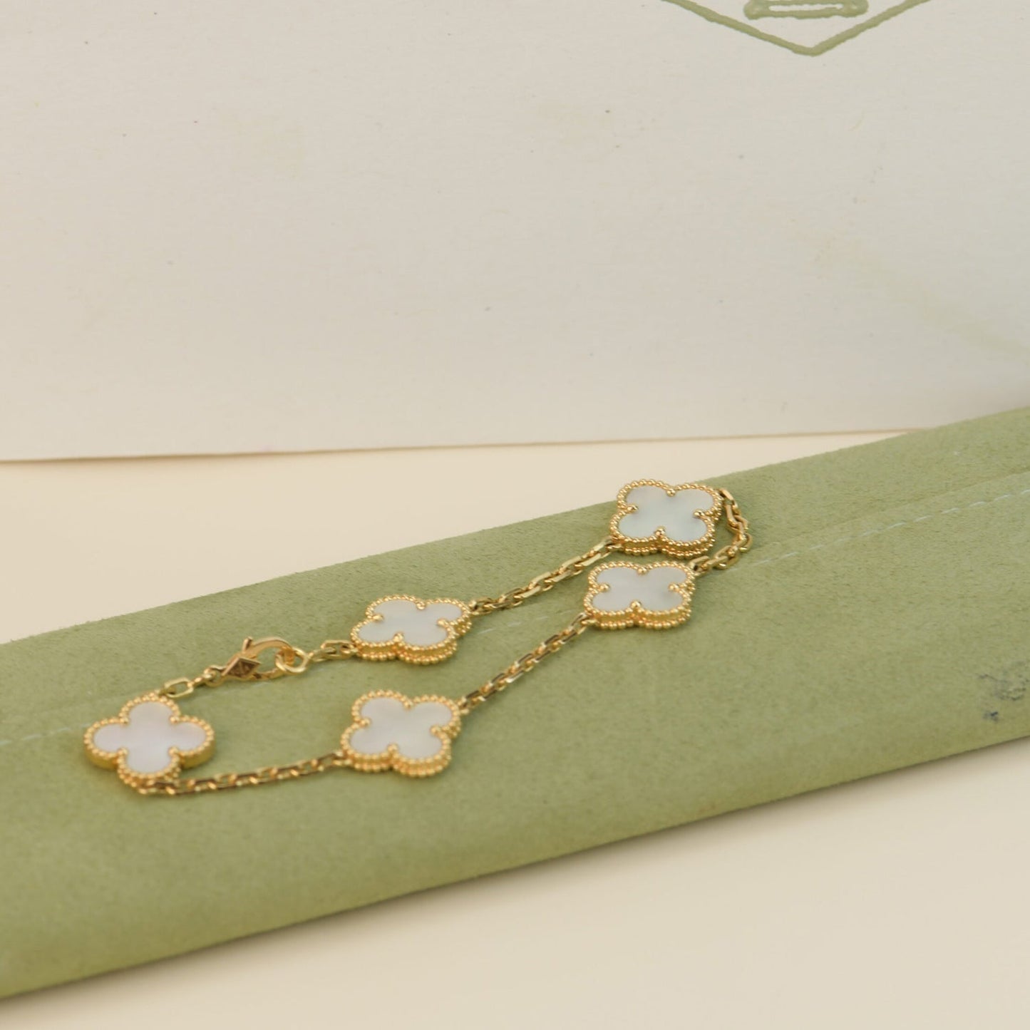[ElanLuxe Jewelry]CLOVER  5 MOTIF WHITE MOP BRACELET