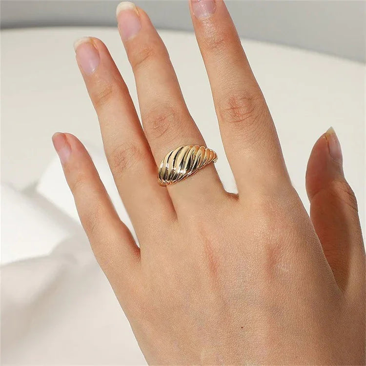 [ElanLuxe]Ylenna Gold Croissant Ring