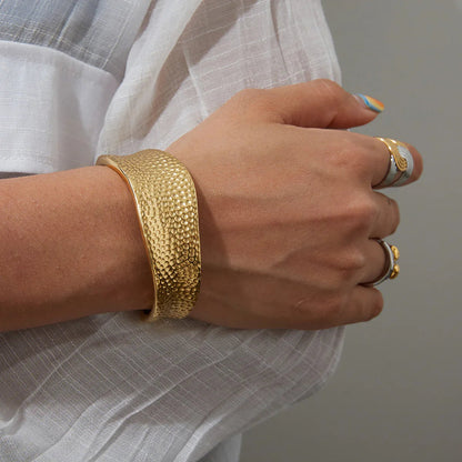 [ElanLuxe]Cheyenne Textured Gold Band
