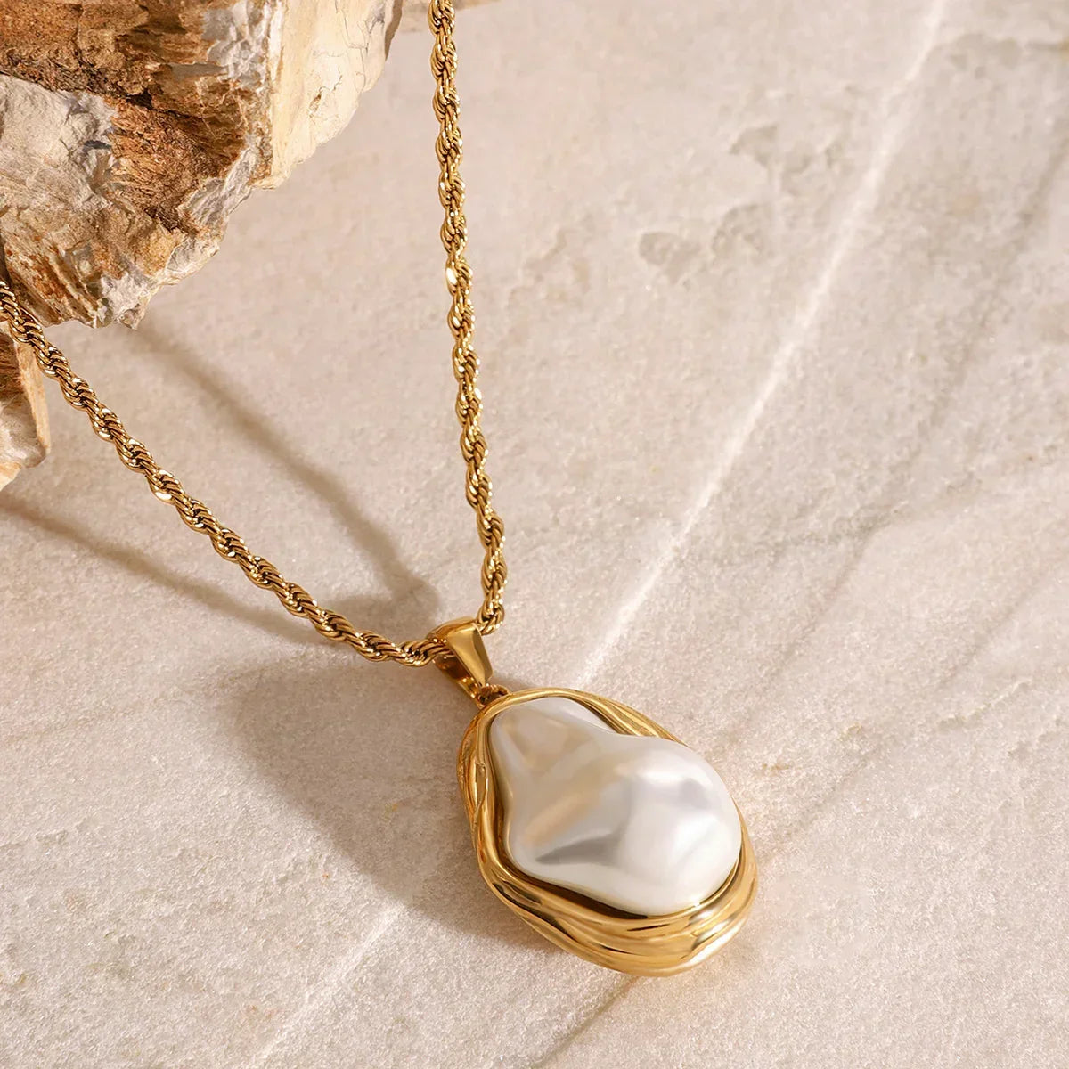 [ElanLuxe]Carly Mother Of Pearl Pendant