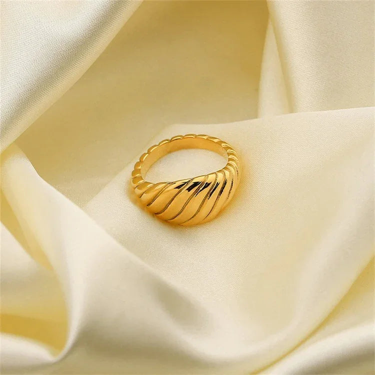 [ElanLuxe]Ylenna Gold Croissant Ring