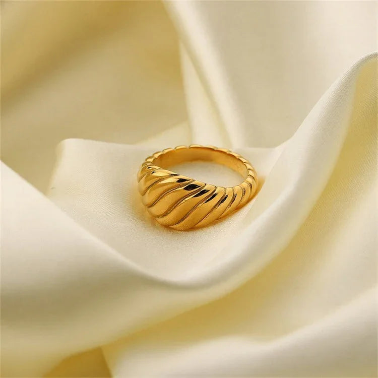 [ElanLuxe]Ylenna Gold Croissant Ring