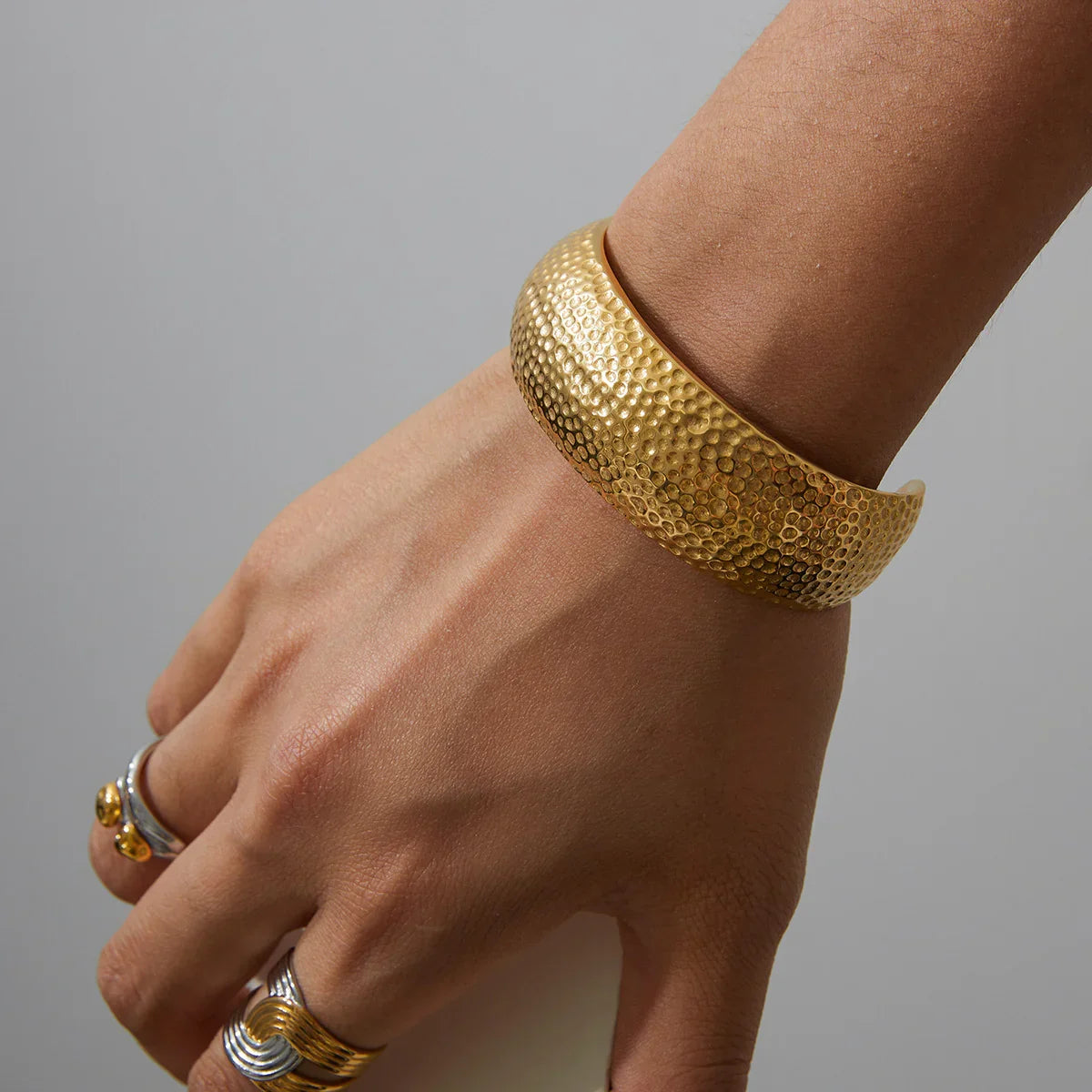 [ElanLuxe]Cheyenne Textured Gold Band