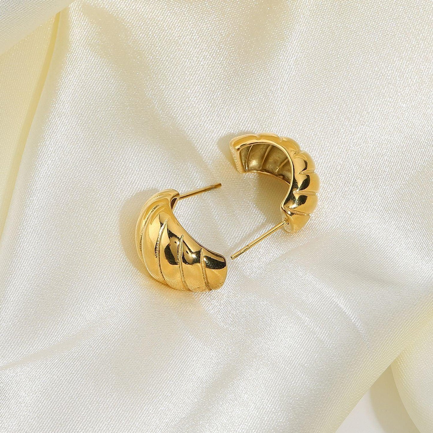 [ElanLuxe]Lucina Gold Huggie Earrings