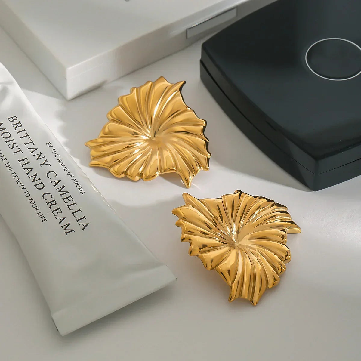 [ElanLuxe]Rafaela Sculpted Petal Gold Earrings