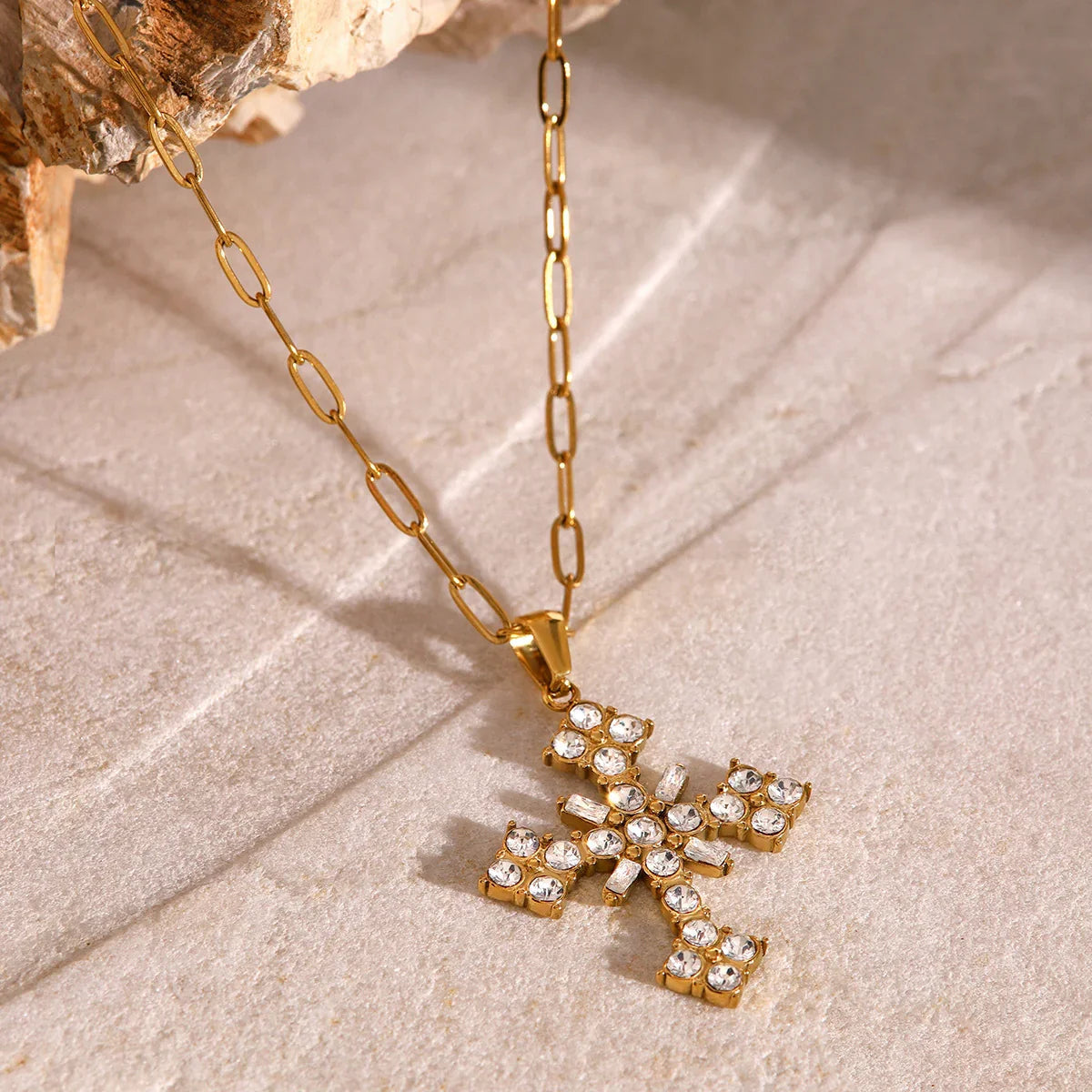 [ElanLuxe]Divina Crystal Cross Necklace