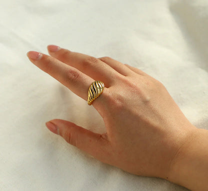 [ElanLuxe]Mia Gold Croissant Ring
