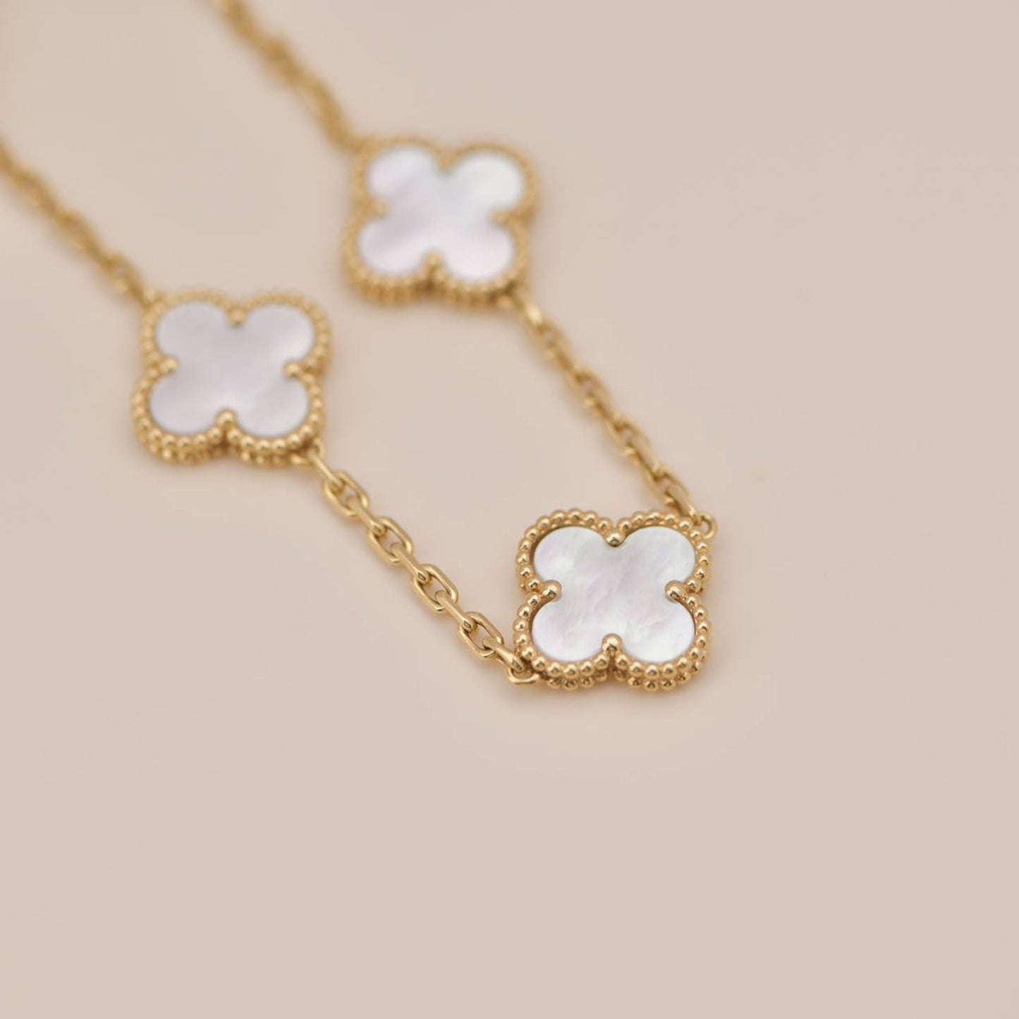 [ElanLuxe Jewelry]CLOVER  5 MOTIF WHITE MOP BRACELET