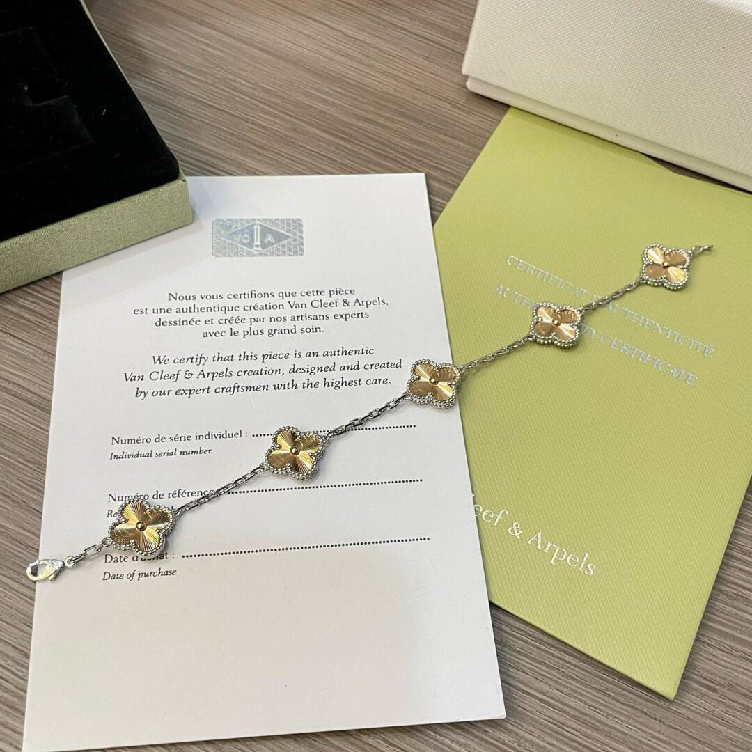 [ElanLuxe Jewelry]CLOVER  5 MOTIFS  CHRISTMAS LIMITED EDITION BRACELET